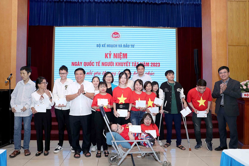 Bộ trưởng Nguyễn Chí Dũng và lãnh đạo các đơn vị thuộc Bộ tặng quà cho các nhóm yếu thế. (Ảnh: Đức Trung)