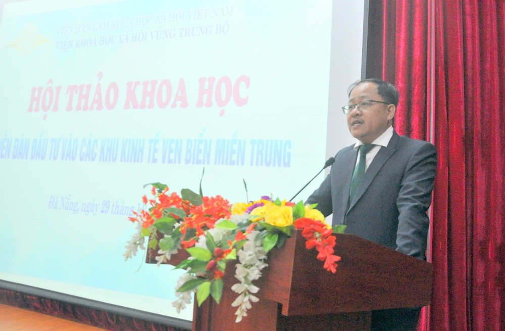 TS. Hoàng Hồng Hiệp, Quyền Viện trưởng Viện Khoa học xã hội vùng Trung bộ phát biểu tại Hội thảo.