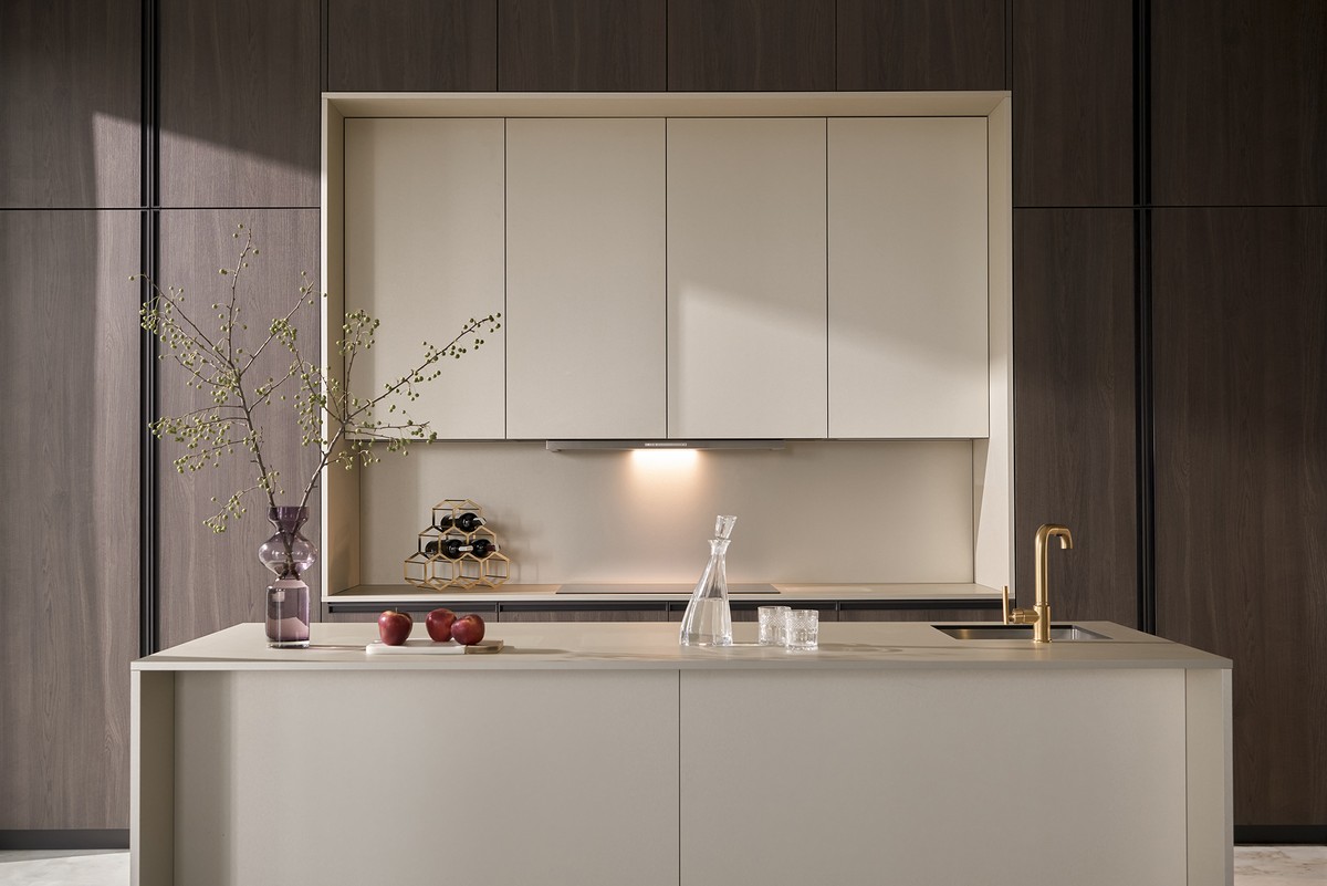 Khu vực bếp được thiết kế như một tác phẩm nghệ thuật thực thụ với màu vàng ánh kim nổi bật. Khu vực bếp được thiết kế như một tác phẩm nghệ thuật thực thụ với màu vàng ánh kim nổi bật.