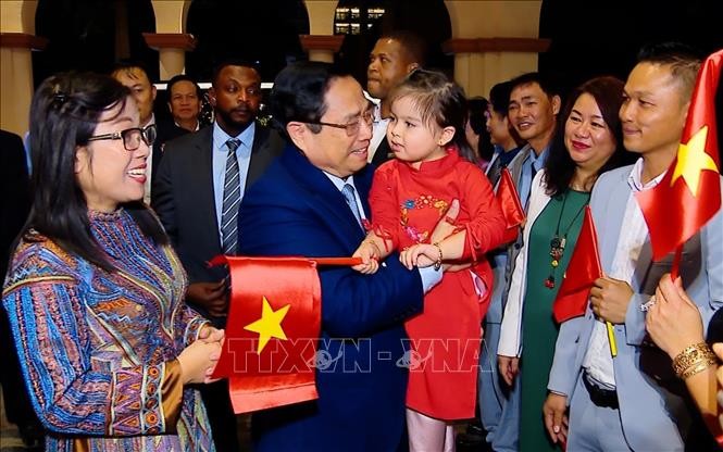 Cán bộ, nhân viên Đại sứ quán và cộng đồng người Việt Nam tại UAE đón Thủ tướng Phạm Minh Chính và Phu nhân tại sân bay quốc tế Al Maktoum, thành phố Dubai. Ảnh: Dương Giang/TTXVN