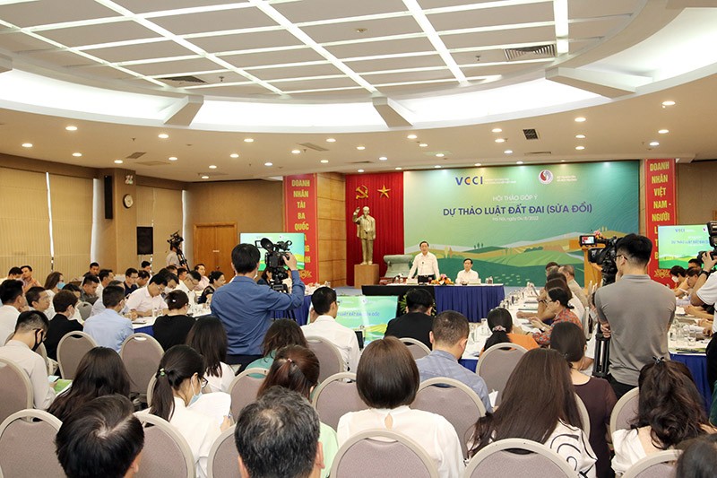Hội thảo đầu tiên góp ý Dự thảo Luật Đất đai (sửa đổi) do Liên đoàn Thương mại và Công nghiệp Việt Nam (VCCI), Bộ Tài nguyên và Môi trường phối hợp tổ chức ngay sau khi Dự thảo được công bố. Ảnh: Mỹ An