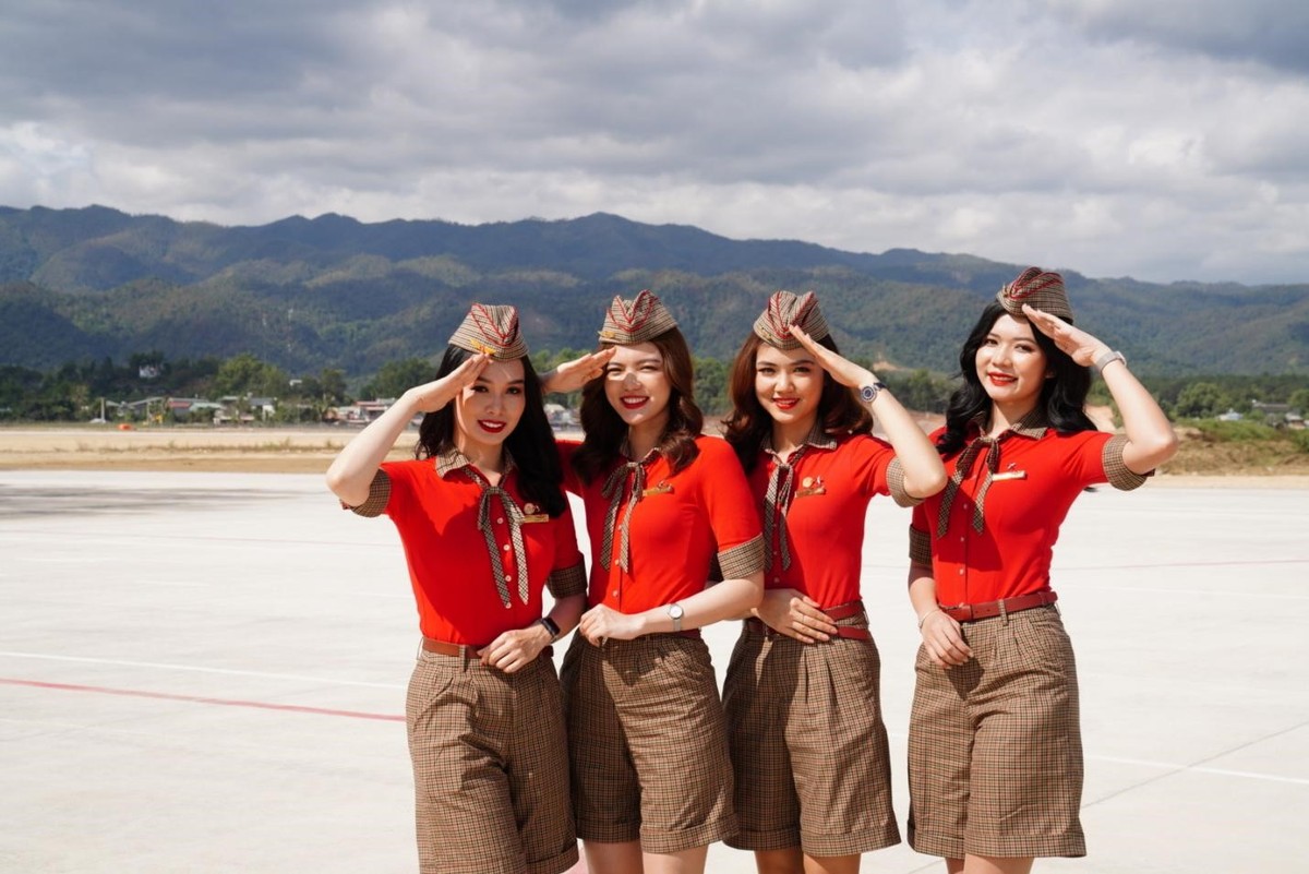 Phi hành đoàn Vietjet chào đón hành khách trên hành trình kết nối TP. Hồ Chí Minh với Điện Biên.