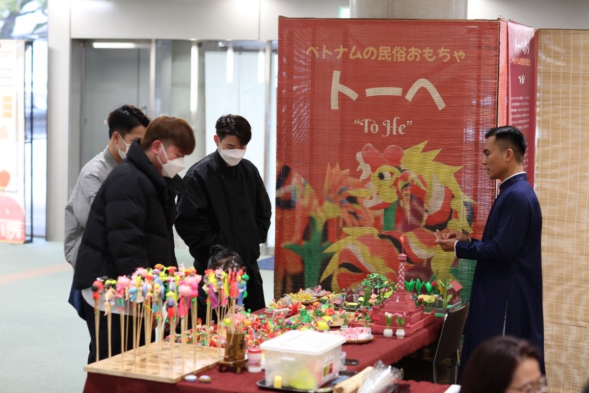 Những chiếc tò he mang vẻ đẹp dân gian truyền thống của Việt Nam hút du khách. (Ảnh: Bộ Ngoại giao Việt Nam)