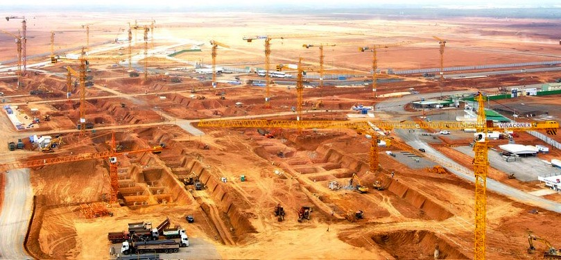 Sau lễ khởi công, các nhà thầu đã triển khai lắp đặt các trang thiết bị xây dựng.