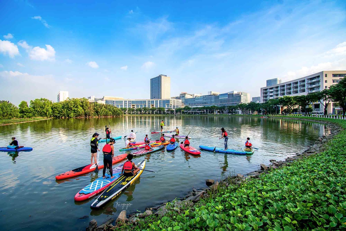 Du khách trải nghiệm các hoạt động thể thao dưới nước, dưới sự hướng dẫn của các huấn luyện viên Du khách trải nghiệm các hoạt động thể thao dưới nước, dưới sự hướng dẫn của các huấn luyện viên