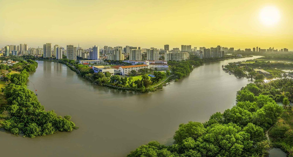 Sau đó, du khách tiếp tục trải nghiệm tuyến du lịch đường thủy nội đô “Khám phá đô thị mới bên dòng kênh xanh” bằng tàu cano. Sau đó, du khách tiếp tục trải nghiệm tuyến du lịch đường thủy nội đô “Khám phá đô thị mới bên dòng kênh xanh” bằng tàu cano.