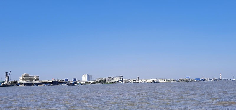 Khi luồng hàng hải Định An - Cần Thơ được khơi thông sẽ tạo thuận lợi cho hoạt động xuất nhập khẩu hàng hóa của doanh nghiệp trong Vùng. Ảnh: Khu công nghiệp Trà Nóc (Cần Thơ) Khi luồng hàng hải Định An - Cần Thơ được khơi thông sẽ tạo thuận lợi cho hoạt động xuất nhập khẩu hàng hóa của doanh nghiệp trong Vùng. Ảnh: Khu công nghiệp Trà Nóc (Cần Thơ)
