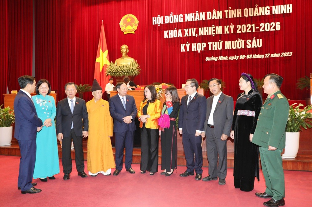 Bí thư Tỉnh ủy, Chủ tịch HĐND tỉnh Quảng Ninh trò chuyện bên lề cùng các đại biểu dự kỳ họp. Ảnh: Đỗ Phương Bí thư Tỉnh ủy, Chủ tịch HĐND tỉnh Quảng Ninh trò chuyện bên lề cùng các đại biểu dự kỳ họp. Ảnh: Đỗ Phương