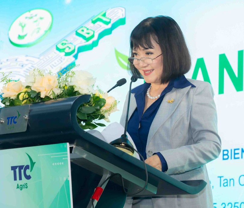 Bà Huỳnh Bích Ngọc, Chủ tịch Hội đồng quản trị TTC AgriS tại đại hội cổ đông thường niên niên độ 2022-2023