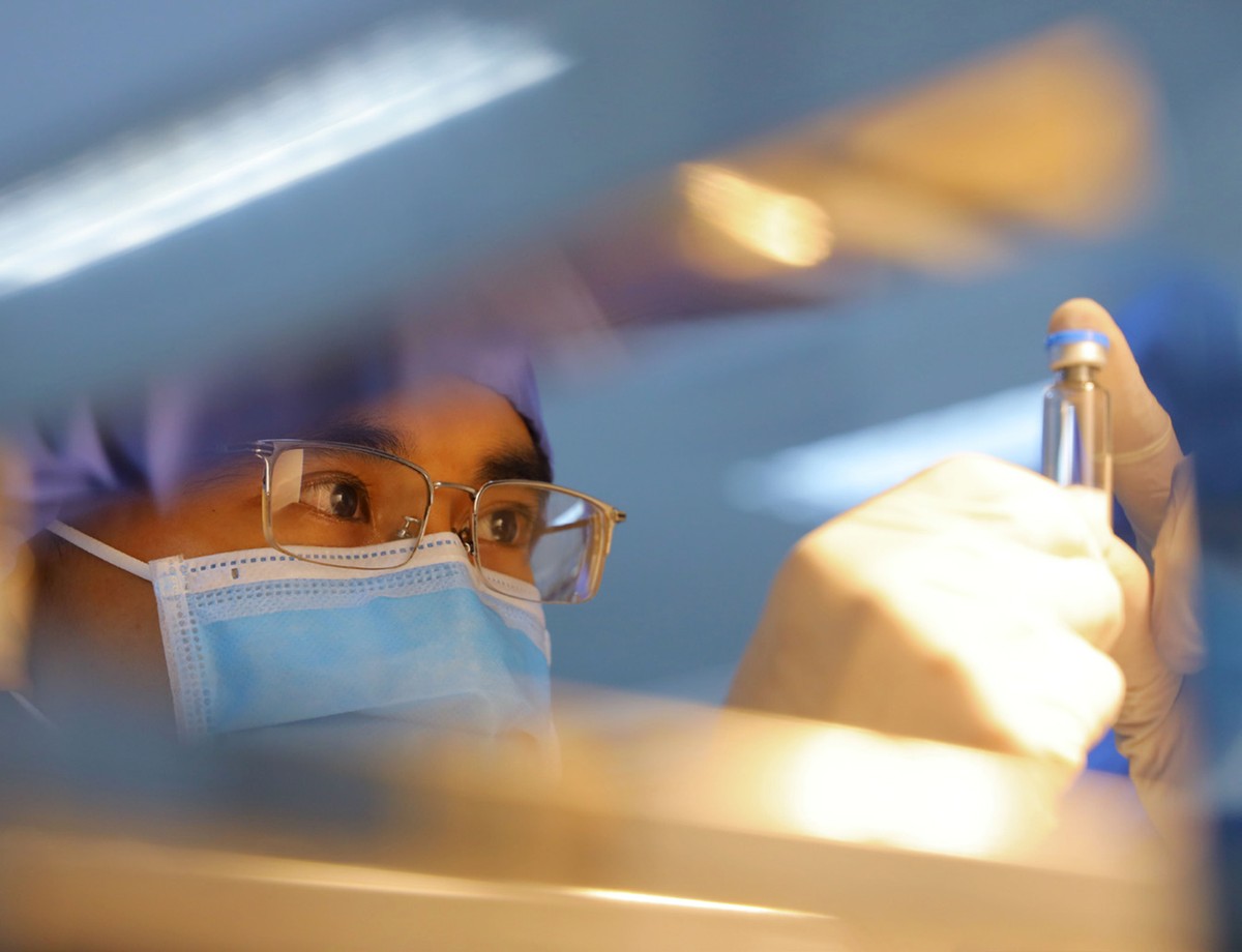 Công đoạn soi sản phẩm tại nhà máy sản xuất Imexpharm 2 Công đoạn soi sản phẩm tại nhà máy sản xuất Imexpharm 2