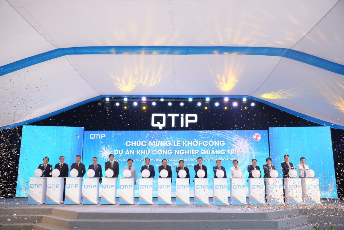 Các đại biểu tham dự làm thủ tục khởi công dự án Khu công nghiệp Quảng Trị Các đại biểu tham dự làm thủ tục khởi công dự án Khu công nghiệp Quảng Trị