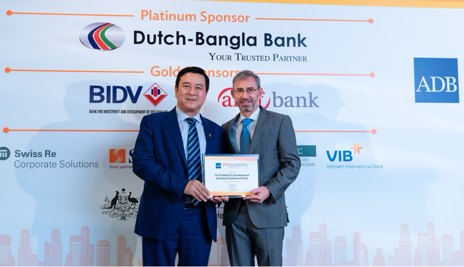 Năm 2019, HDBank trở thành ngân hàng đầu tiên của Việt Nam nhận giải thưởng Ngân hàng xanh – “Green Deal Award” từ Ngân hàng Phát triển châu Á (ADB) Năm 2019, HDBank trở thành ngân hàng đầu tiên của Việt Nam nhận giải thưởng Ngân hàng xanh – “Green Deal Award” từ Ngân hàng Phát triển châu Á (ADB)