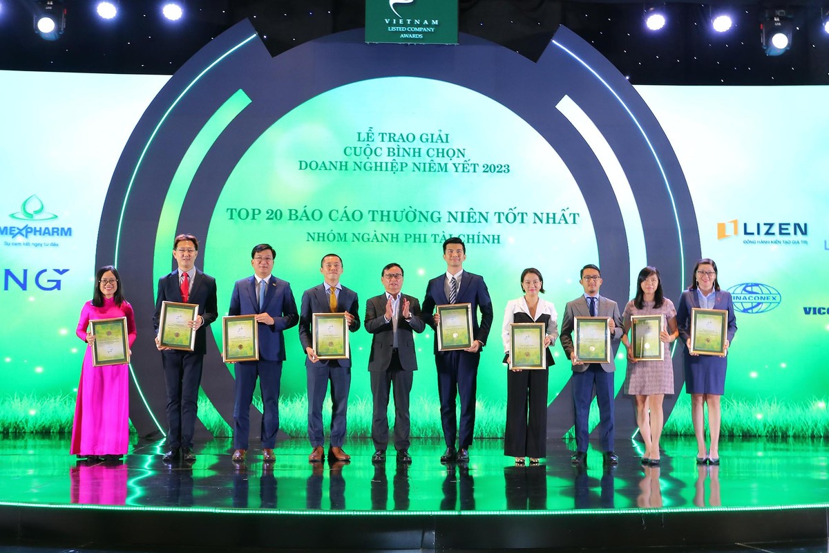Ông Nguyễn Sơn, Phụ trách Hội đồng thành viên Tổng công ty Lưu ký và Bù trừ Chứng khoán Việt Nam trao trao Top 20 doanh nghiệp Nhóm ngành phi tài chính. Ông Nguyễn Sơn, Phụ trách Hội đồng thành viên Tổng công ty Lưu ký và Bù trừ Chứng khoán Việt Nam trao trao Top 20 doanh nghiệp Nhóm ngành phi tài chính.