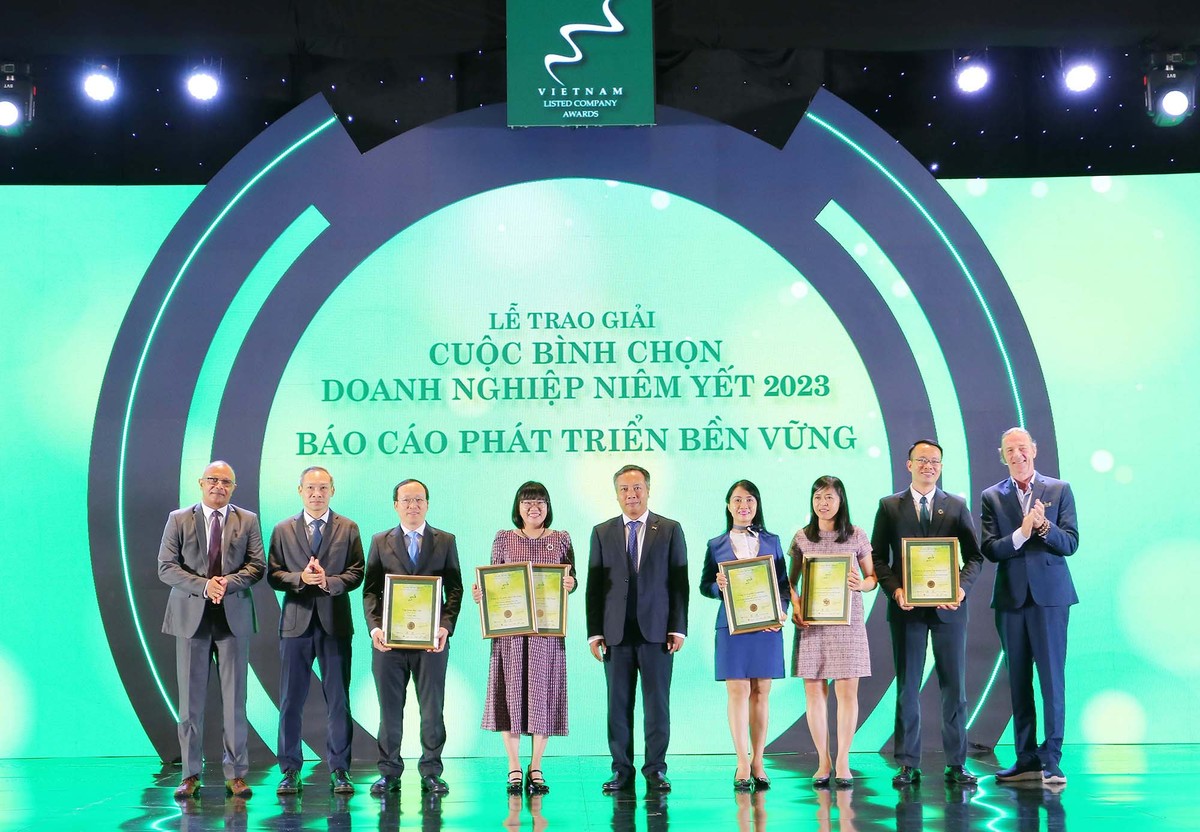 Các doanh nghiệp nhận giải Báo cáo phát triển bền vững từ Ban tổ chức. Các doanh nghiệp nhận giải Báo cáo phát triển bền vững từ Ban tổ chức.