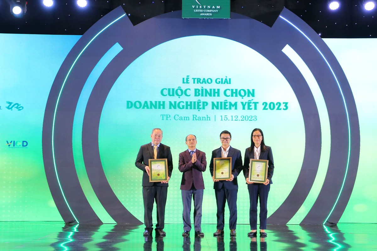 Ông Lê Công Điền, Vụ trưởng Vụ giám sát công ty đại chúng, Ủy ban Chứng khoán Nhà nước trao Trao giải cho các doanh nghiệp có sự tiến bộ vượt trội.