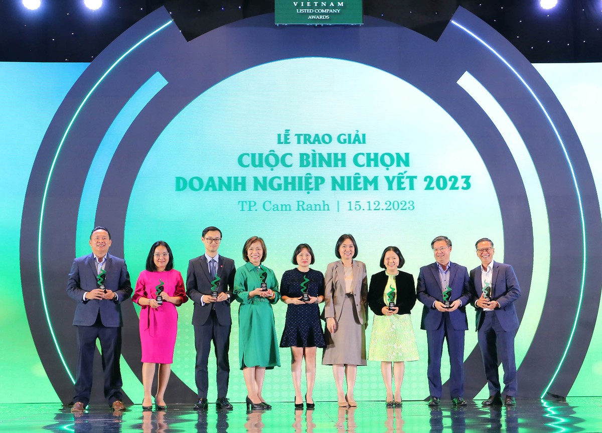 Bà Trần Anh Đào, Phó tổng giám đốc phụ trách Ban điều hành HoSE trao Kỷ niệm chương cho các tổ chức Hỗ trợ (Big 4, ACCA, AFC).