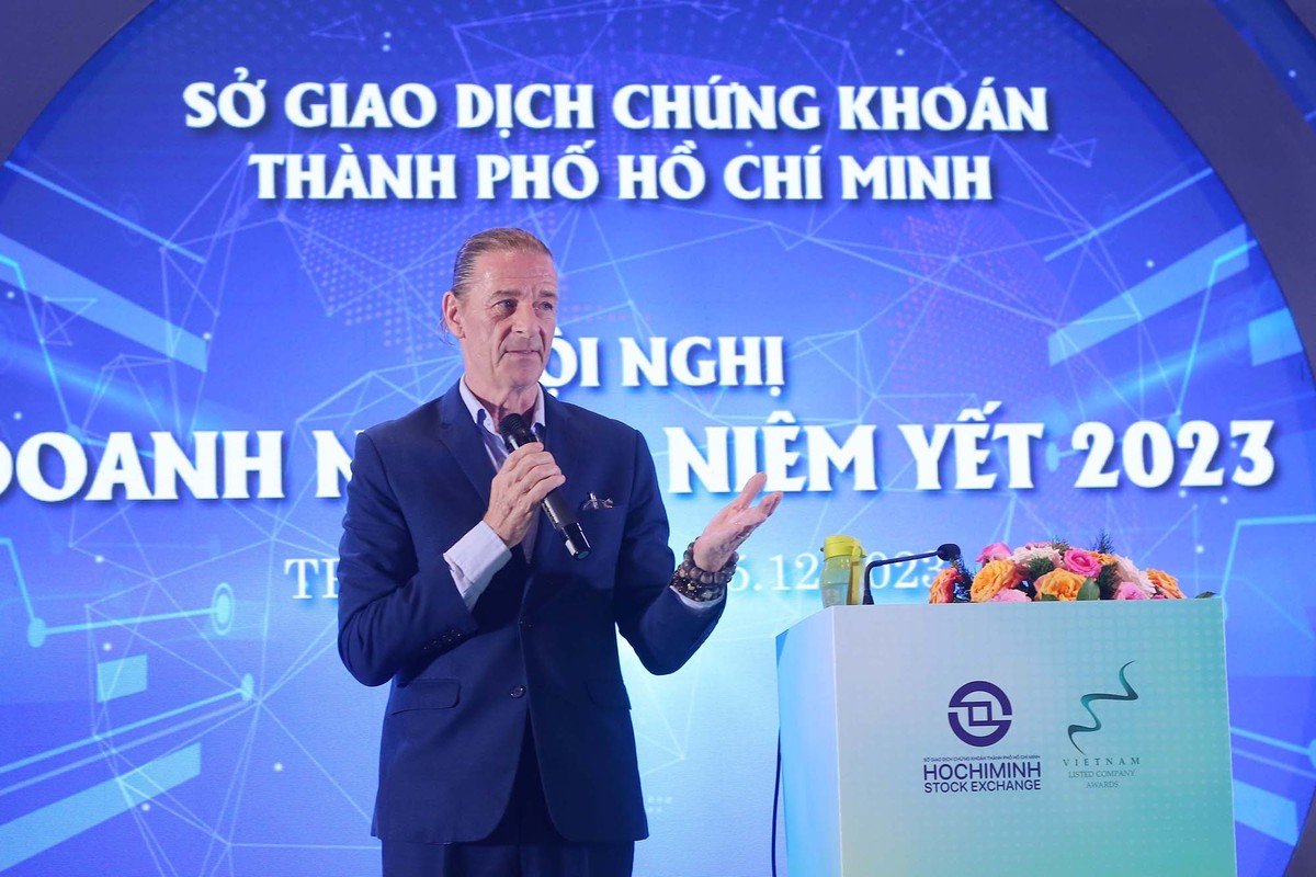 Ông Dominic Scriven, OBE, Chủ tịch Công ty Dragon Capital trình bày về Economic Outlook 2024. Ông Dominic Scriven, OBE, Chủ tịch Công ty Dragon Capital trình bày về Economic Outlook 2024.
