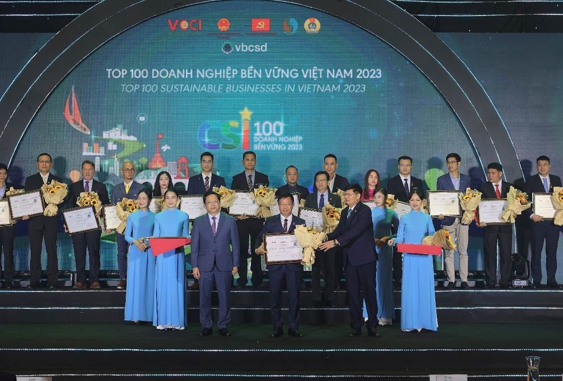 Ông Lương Xuân Mẫn – Phó Tổng Giám đốc Tập đoàn Phenikaa đại diện nhận bảng vinh danh từ Ban Tổ chức