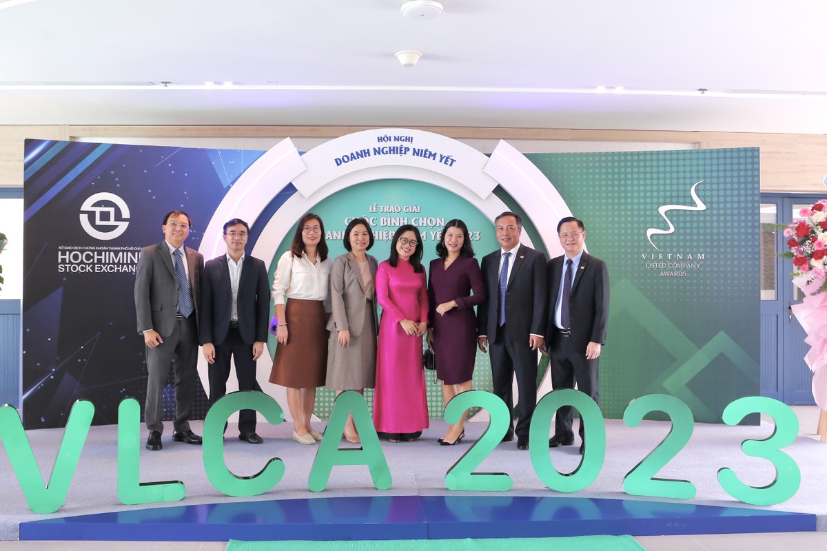 Đại diện Rồng Việt cùng lãnh đạo Báo Đầu tư tại Hội nghị Doanh nghiệp niêm yết Đại diện Rồng Việt cùng lãnh đạo Báo Đầu tư tại Hội nghị Doanh nghiệp niêm yết