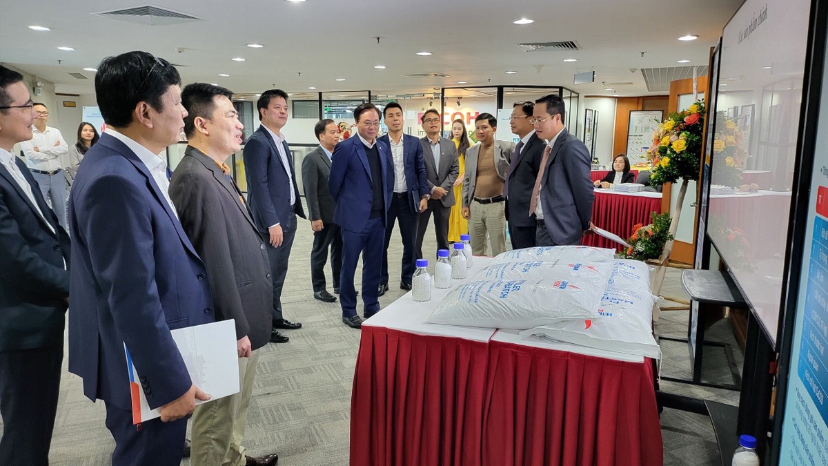 Ông Bùi Minh Tiến và khách mời thăm quan khu trưng bày sản phẩm PP Filler Masterbatch/Compound của PVChem Ông Bùi Minh Tiến và khách mời thăm quan khu trưng bày sản phẩm PP Filler Masterbatch/Compound của PVChem