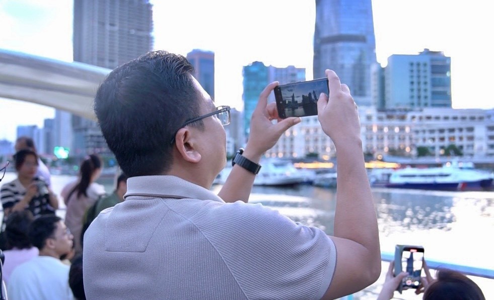 Ông Nguyễn Kim Toản, Giám đốc Công ty Thường Nhật, đơn vị sở hữu Saigon WaterGo chiêm nghiệm: “Có những người sống ở TP.HCM đến 5 năm, 10 năm thậm chí 20 năm nhưng chưa một lần được “chạm” vào vẻ đẹp của sông Sài Gòn. Con sông được ví như “dải lụa” vắt ngang qua thành phố nhưng đã mấy ai kịp nhìn ngắm những kiến trúc tráng lệ, nguy nga hai bên bờ sông. Do đó, “Saigon River Sightseeing” là một trải nghiệm không thể bỏ lỡ khi du lịch đến thành phố mang tên Bác”. Ông Nguyễn Kim Toản, Giám đốc Công ty Thường Nhật, đơn vị sở hữu Saigon WaterGo chiêm nghiệm: “Có những người sống ở TP.HCM đến 5 năm, 10 năm thậm chí 20 năm nhưng chưa một lần được “chạm” vào vẻ đẹp của sông Sài Gòn. Con sông được ví như “dải lụa” vắt ngang qua thành phố nhưng đã mấy ai kịp nhìn ngắm những kiến trúc tráng lệ, nguy nga hai bên bờ sông. Do đó, “Saigon River Sightseeing” là một trải nghiệm không thể bỏ lỡ khi du lịch đến thành phố mang tên Bác”.