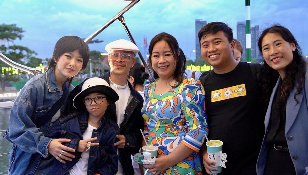 Cũng theo ông Toản, những người đã gắn bó, yêu mến Thành phố sẽ có thêm kỷ niệm đẹp bên gia đình và những người thân yêu trên hành trình “Saigon River Sightseeing” với tàu hai tầng dành riêng cho thành phố mang tên Bác. Cũng theo ông Toản, những người đã gắn bó, yêu mến Thành phố sẽ có thêm kỷ niệm đẹp bên gia đình và những người thân yêu trên hành trình “Saigon River Sightseeing” với tàu hai tầng dành riêng cho thành phố mang tên Bác.