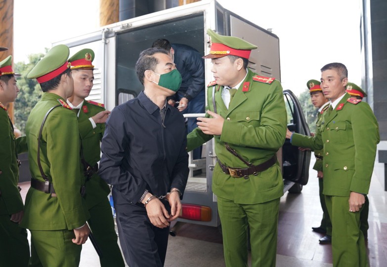 Cựu Thứ trưởng Bộ Ngoại giao Tô Anh Dũng bị dẫn giải tới tòa phúc thẩm.