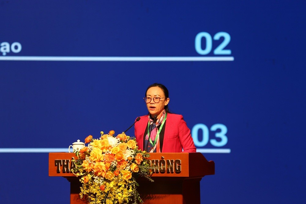 Bà Lê Ngọc Hân, Giám đốc Sở Thông tin và Truyền thông Quảng Ninh chia sẻ về kinh nghiệm kiến tạo và khai thác dữ liệu số của tỉnh tại Diễn đàn