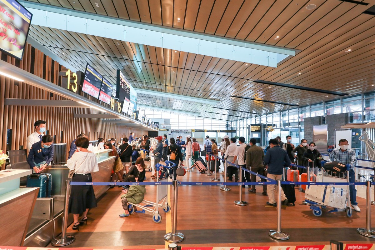 Hành khách làm thủ tục check-in tại Sân bay quốc tế Vân Đồn Hành khách làm thủ tục check-in tại Sân bay quốc tế Vân Đồn