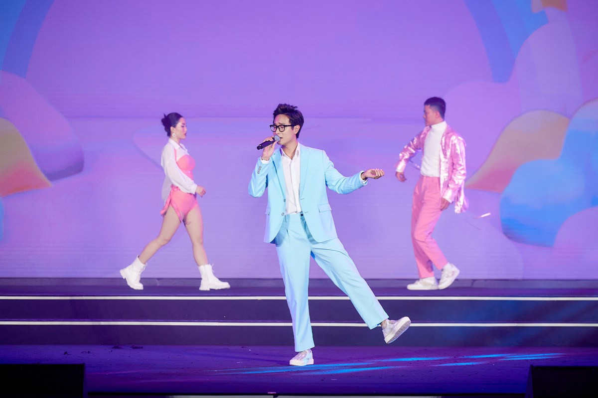 Quán quân Vietnam Idol Hà An Huy mang chất riêng trong giọng hát và phong cách thời thượng tới sân khấu Countdown, chinh phục hoàn toàn các khán giả trẻ Quán quân Vietnam Idol Hà An Huy mang chất riêng trong giọng hát và phong cách thời thượng tới sân khấu Countdown, chinh phục hoàn toàn các khán giả trẻ