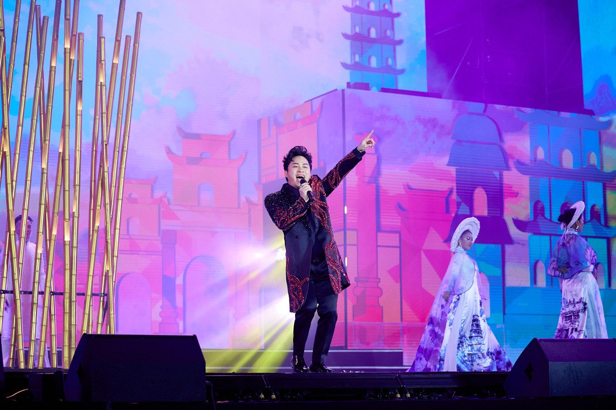 Tùng Dương xuất hiện với màn trình diễn đẳng cấp xứng danh “Divo làng nhạc Việt” Tùng Dương xuất hiện với màn trình diễn đẳng cấp xứng danh “Divo làng nhạc Việt”