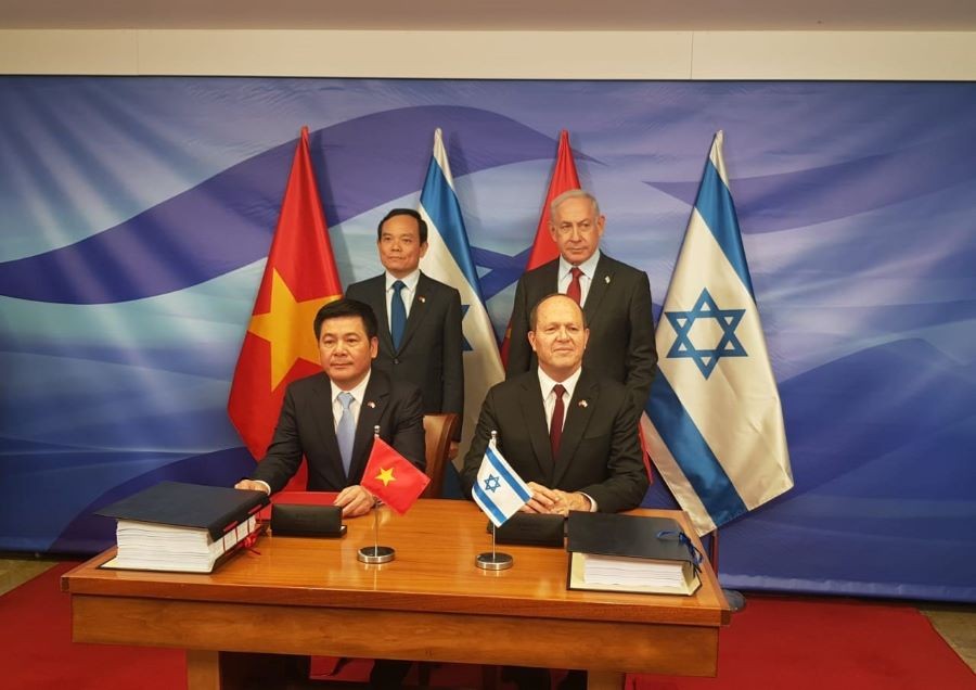 Phó thủ tướng Trần Lưu Quang và Thủ tướng Israel Benjamin Netanyahu chứng kiến lễ ký kết FTA Việt Nam-Israel (VIFTA). Phó thủ tướng Trần Lưu Quang và Thủ tướng Israel Benjamin Netanyahu chứng kiến lễ ký kết FTA Việt Nam-Israel (VIFTA).