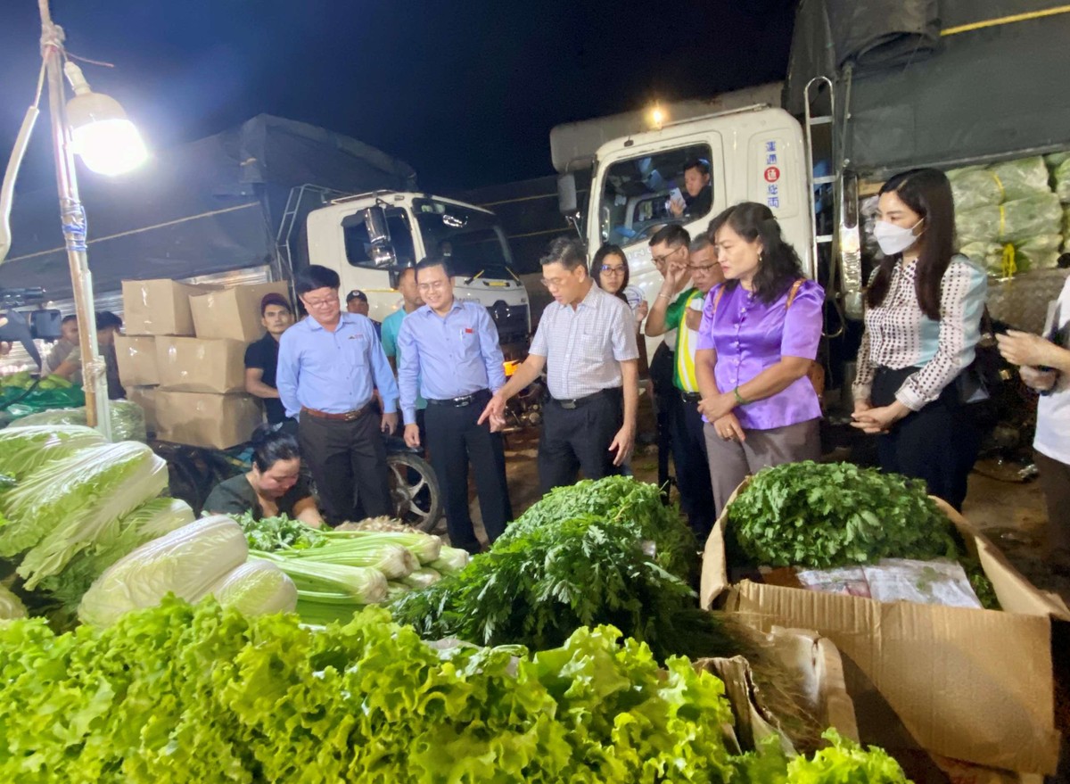 Ông Lê Văn Tiển, Giám đốc Công ty TNHH Quản lý và Kinh doanh Chợ Đầu mối nông sản thực phẩm Hóc Môn cho biết, bình quân giá của 120 mặt hàng như thịt heo, rau, củ, quả… trong dịp Tết Giáp Thìn 2024 giảm so với cùng kỳ năm ngoái. Với hơn 20 năm cung ứng hàng hóa cho TP.HCM các mùa Tết, Chợ đầu mối Nông sản thực phẩm Hóc Môn khẳng định đảm bảo đủ số lượng và chất lượng để cung ứng.