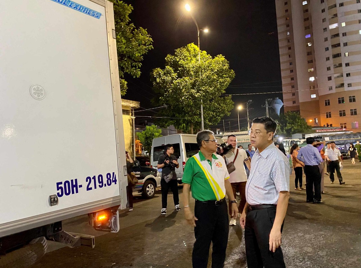 Ngoài khu vực kinh doanh rau, củ, quả... đoàn khảo sát còn kiểm tra xuất xứ, nguồn gốc của thịt heo, đây là mặt hàng thế mạnh của Chợ Đầu mối nông sản thực phẩm Hóc Môn