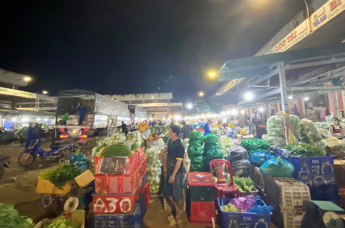 Theo các tiểu thương, đến thời điểm này, giá của các mặt hàng có xu hướng giảm nhiều hơn. Dự kiến, mức giá này có thể duy trì đến hết tháng 1/2024 và sẽ có sự dao động nhẹ ở những ngày giáp Tết