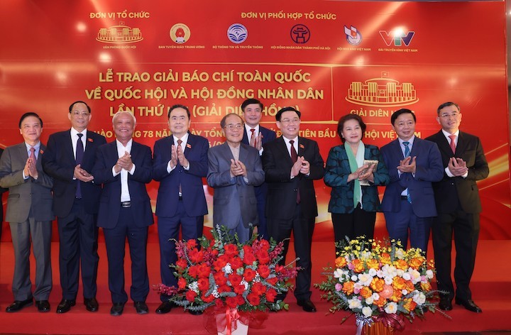 Chủ tịch Quốc hội Vương Đình Huệ và các đại biểu tham dự Lễ trao giải báo chí toàn quốc về Quốc hội và Hội đồng Nhân dân lần thứ hai. Ảnh: Duy Linh