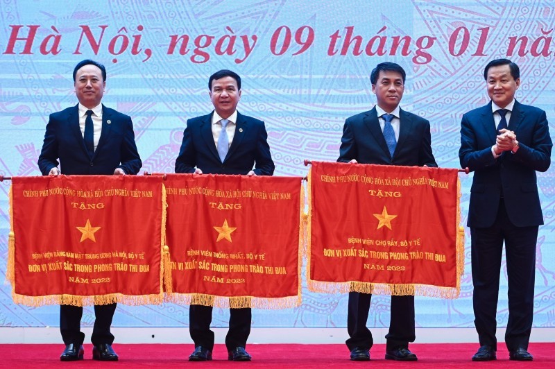 Phó thủ tướng Lê Minh Khái đã trao Cờ thi đua của Chính phủ cho 3 tập thể thuộc Bộ Y tế gồm: Bệnh viện Chợ Rẫy, Bệnh viện Thống nhất, Bệnh viện Răng Hàm Mặt Trung ương. Phó thủ tướng Lê Minh Khái đã trao Cờ thi đua của Chính phủ cho 3 tập thể thuộc Bộ Y tế gồm: Bệnh viện Chợ Rẫy, Bệnh viện Thống nhất, Bệnh viện Răng Hàm Mặt Trung ương.