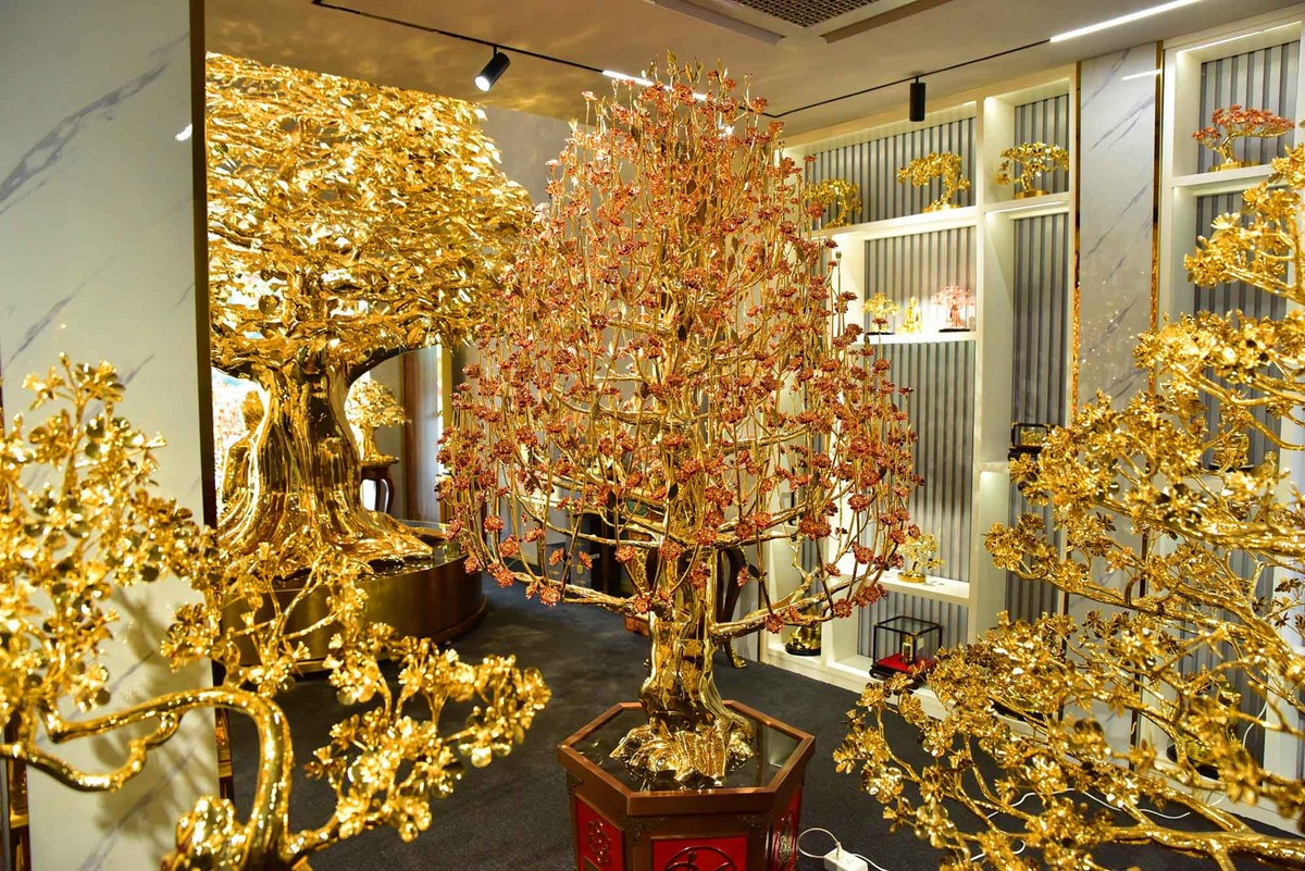 Tại cửa hàng của công ty, cũng đang giới thiệu nhiều cây mai bằng đồng mạ vàng có kích thước khác nhau. Trong đó, 2 cây mai vàng bằng đồng mạ vàng dáng Rồng và dáng Trực được Tổ chức Kỷ lục Việt Nam xác lập kỷ lục lớn nhất Việt Nam. Hai cây mai có tổng cộng hơn 8.000 bông và nụ, có giá trị 6 và 6,8 tỷ đồng. Mỗi bông hoa gồm 5 cánh, đại diện cho ngũ phúc: Hạnh Phúc, May Mắn, Trường Thọ, Thành Công và Hòa Bình. Tại cửa hàng của công ty, cũng đang giới thiệu nhiều cây mai bằng đồng mạ vàng có kích thước khác nhau. Trong đó, 2 cây mai vàng bằng đồng mạ vàng dáng Rồng và dáng Trực được Tổ chức Kỷ lục Việt Nam xác lập kỷ lục lớn nhất Việt Nam. Hai cây mai có tổng cộng hơn 8.000 bông và nụ, có giá trị 6 và 6,8 tỷ đồng. Mỗi bông hoa gồm 5 cánh, đại diện cho ngũ phúc: Hạnh Phúc, May Mắn, Trường Thọ, Thành Công và Hòa Bình.