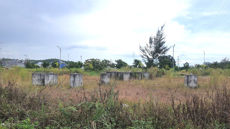 Dự án Khu dân cư trục đường Mỹ Trà - Mỹ Khê tại phường Trương Quang Trọng bị bỏ hoang, cỏ mọc um tùm.