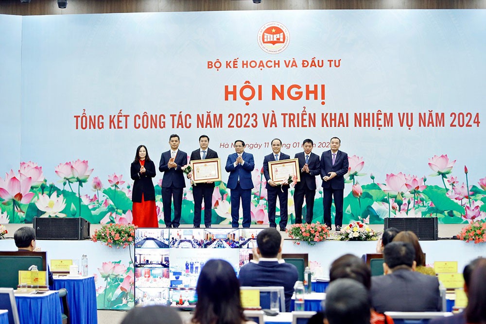 Thủ tướng Chính phủ trao Huân chương Độc lập hạng Ba cho Vụ Tổng hợp kinh tế quốc dân và Huân chương Lao động hạng Nhất cho Văn phòng Bộ. Thủ tướng Chính phủ trao Huân chương Độc lập hạng Ba cho Vụ Tổng hợp kinh tế quốc dân và Huân chương Lao động hạng Nhất cho Văn phòng Bộ.