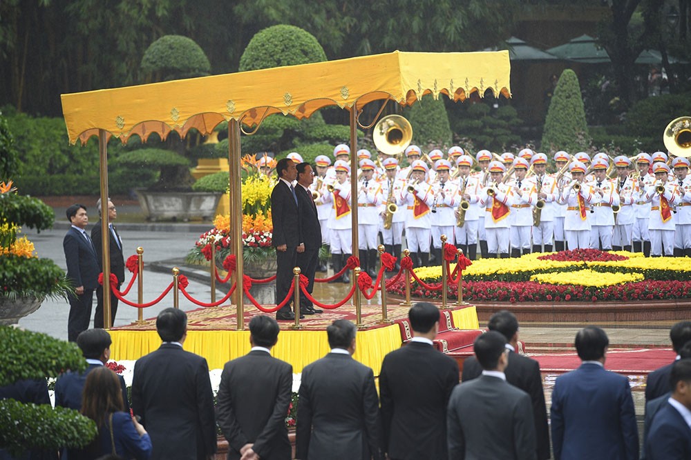 Sáng 12/1, Chủ tịch nước Võ Văn Thưởng chủ trì lễ đón chính thức Tổng thống Joko Widodo. Tại lễ đón, 21 loạt đại bác đã được khai hỏa, chào đón Tổng thống Indonesia thăm cấp Nhà nước Việt Nam. Sáng 12/1, Chủ tịch nước Võ Văn Thưởng chủ trì lễ đón chính thức Tổng thống Joko Widodo. Tại lễ đón, 21 loạt đại bác đã được khai hỏa, chào đón Tổng thống Indonesia thăm cấp Nhà nước Việt Nam.