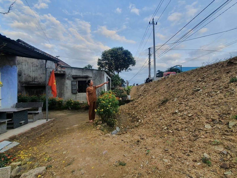 Nhà người dân thấp hơn mặt đường Dự án Tăng cường kết nối giao thông khu vực Tây Nguyên. Nhà người dân thấp hơn mặt đường Dự án Tăng cường kết nối giao thông khu vực Tây Nguyên.