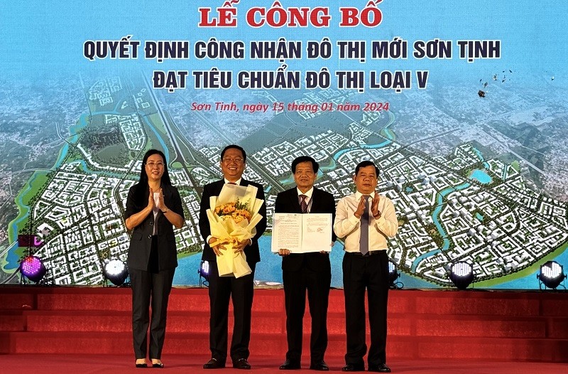 Lãnh đạo Tỉnh uỷ, UBND tỉnh Quảng Ngãi trao quyết định và hoa chúc mừng cho đại diện huyện Sơn Tịnh có đô thị mới.