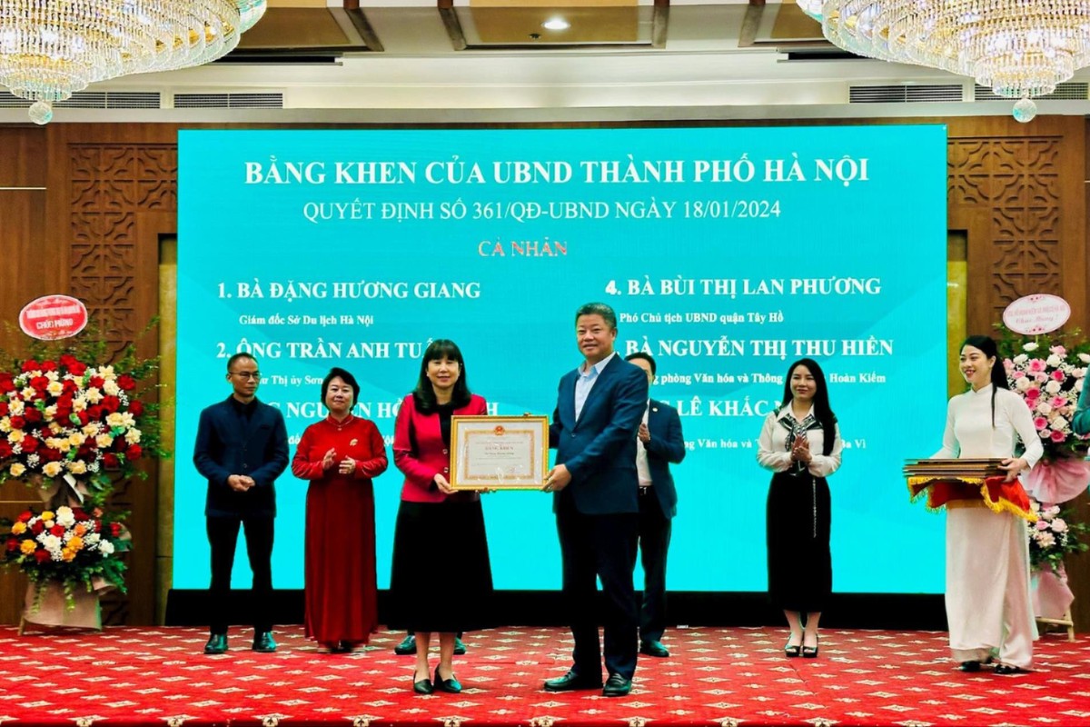 Phó Chủ tịch UBND TP. Hà Nội Nguyễn Mạnh Quyền khen thưởng cho các tập thể, cá nhân. Phó Chủ tịch UBND TP. Hà Nội Nguyễn Mạnh Quyền khen thưởng cho các tập thể, cá nhân.