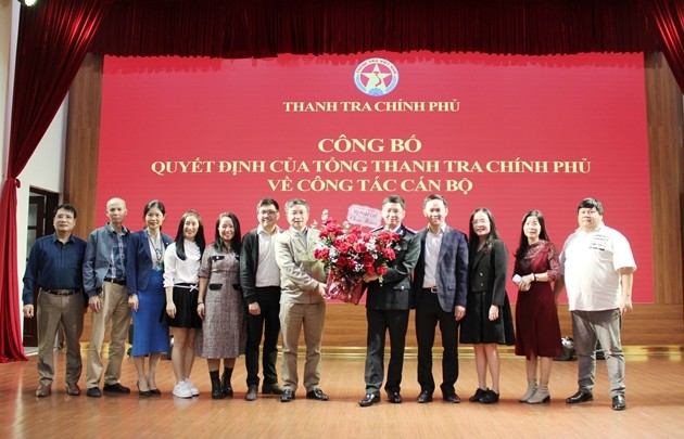 Tập thể lãnh đạo, công chức Vụ Pháp chế tặng hoa chúc mừng và chụp ảnh lưu niệm cùng tân Phó Vụ trưởng Vụ Pháp chế Chu Đức Thắng. Ảnh: PH