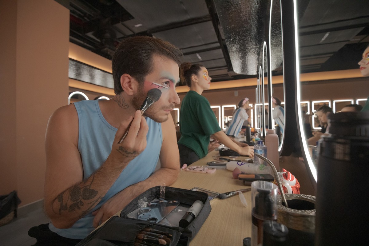 Hậu trường các diễn viên chuẩn bị kỹ lưỡng cho các buổi tổng duyệt trước show diễn.