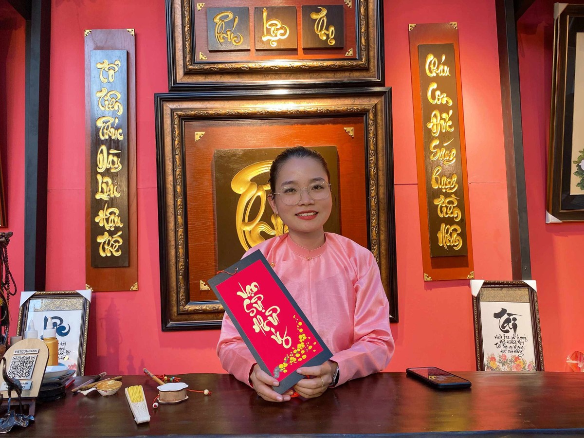 Trong đó, Phố Ông đồ được đầu tư công phu và bài bản về cả hình thức và nội dung hoạt động với hơn 50 ông đồ, bà đồ trẻ - những người yêu nghệ thuật thư pháp - sẽ bày mực tàu giấy đỏ, những vật dụng trang trí gợi nhớ Tết xưa. Bà đồ Kiều Trâm chia sẻ: "Trong dịp này, người dân và du khách đến đây có thể “xin chữ”, trải nghiệm workshop tại chỗ, gửi gắm những ước nguyện ngày xuân của mình vào những câu chữ tốt lành của năm Giáp Thìn". Trong đó, Phố Ông đồ được đầu tư công phu và bài bản về cả hình thức và nội dung hoạt động với hơn 50 ông đồ, bà đồ trẻ - những người yêu nghệ thuật thư pháp - sẽ bày mực tàu giấy đỏ, những vật dụng trang trí gợi nhớ Tết xưa. Bà đồ Kiều Trâm chia sẻ: "Trong dịp này, người dân và du khách đến đây có thể “xin chữ”, trải nghiệm workshop tại chỗ, gửi gắm những ước nguyện ngày xuân của mình vào những câu chữ tốt lành của năm Giáp Thìn".