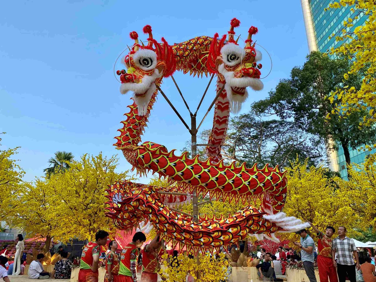 Không gian nghệ thuật sắp đặt sắc màu ngày Tết với những gốc mai bao phủ trong một bố cục đẹp mắt, hài hòa cùng các gian hàng Phố Ông đồ. Không gian nghệ thuật sắp đặt sắc màu ngày Tết với những gốc mai bao phủ trong một bố cục đẹp mắt, hài hòa cùng các gian hàng Phố Ông đồ.