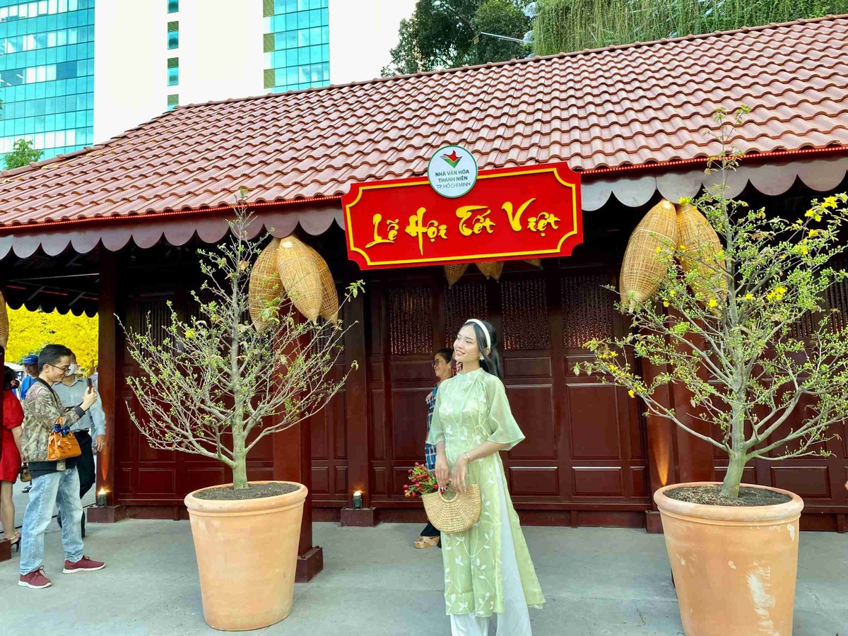 Đặc biệt, với ý tưởng kết hợp nghệ thuật sắp đặt và trải nghiệm đa giác quan, khuôn viên chính bên trong Nhà Văn hóa Thanh Niên sẽ tái hiện lại những hình ảnh Tết xưa, với cổng nhà ba gian, làng nghề, bếp củi... Các mô hình đều được thiết kế cách điệu dựa trên sự kết hợp giữa phong cách xưa và hiện đại; vật liệu được sử dụng là các sản phẩm của làng nghề truyền thống như nón lá, mái ngói, gốm nung, củi gỗ, chiếu… Đặc biệt, với ý tưởng kết hợp nghệ thuật sắp đặt và trải nghiệm đa giác quan, khuôn viên chính bên trong Nhà Văn hóa Thanh Niên sẽ tái hiện lại những hình ảnh Tết xưa, với cổng nhà ba gian, làng nghề, bếp củi... Các mô hình đều được thiết kế cách điệu dựa trên sự kết hợp giữa phong cách xưa và hiện đại; vật liệu được sử dụng là các sản phẩm của làng nghề truyền thống như nón lá, mái ngói, gốm nung, củi gỗ, chiếu…