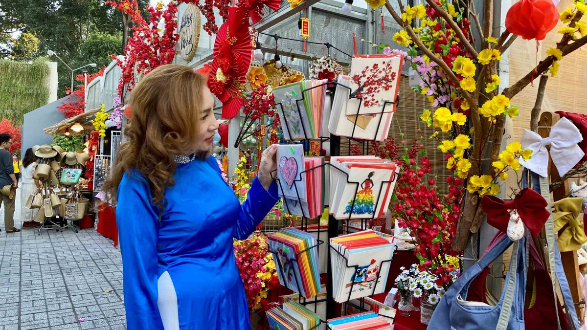 Các chương trình này đan xen với hoạt động mua sắm, ẩm thực diễn ra liên tục từ chiều 24/1 - 7/22 (tức 14 tháng Chạp đến ngày 28 Tết), sẽ mang lại không khí nhộn nhịp, vui vẻ cho những ngày cuối năm náo nức. Các chương trình này đan xen với hoạt động mua sắm, ẩm thực diễn ra liên tục từ chiều 24/1 - 7/22 (tức 14 tháng Chạp đến ngày 28 Tết), sẽ mang lại không khí nhộn nhịp, vui vẻ cho những ngày cuối năm náo nức.